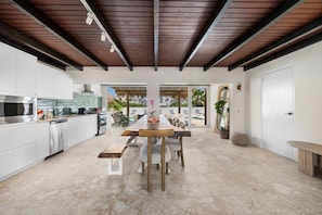 Dining - Exclusive Caribbean Palapa and pool villa. Across the Marriot (Noord)