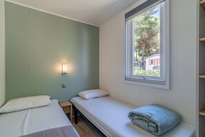 3 bedrooms, free WiFi - Caravan 'Valras Plage 5 Étoiles' with Shared Pool, Wi-Fi and Air Conditioning (Vendres)