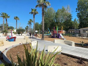 Children's area - Caravan 'Valras Plage 5 Étoiles' with Shared Pool, Wi-Fi and Air Conditioning (Vendres)