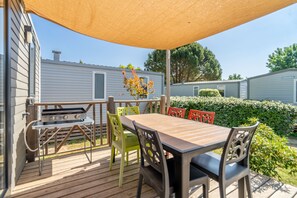 Outdoor dining - Caravan 'Valras Plage 5 Étoiles' with Shared Pool, Wi-Fi and Air Conditioning (Vendres)