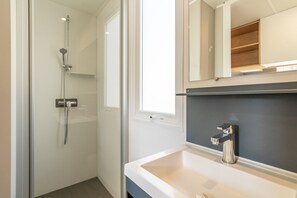 Shower, hair dryer - Caravan 'Valras Plage 5 Étoiles' with Shared Pool, Wi-Fi and Air Conditioning (Vendres)