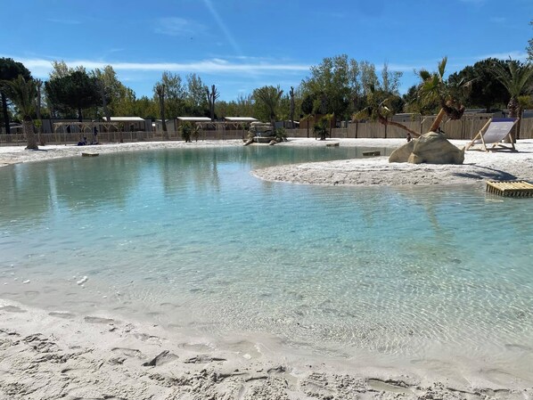 Beach nearby - Caravan 'Valras Plage 5 Étoiles' with Shared Pool, Wi-Fi and Air Conditioning (Vendres)