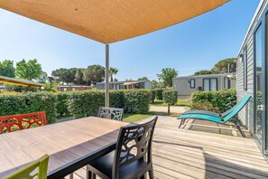 Outdoor dining - Caravan 'Valras Plage 5 Étoiles' with Shared Pool, Wi-Fi and Air Conditioning (Vendres)