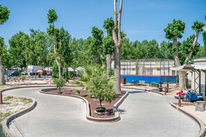 Property grounds - Caravan 'Valras Plage 5 Étoiles' with Shared Pool, Wi-Fi and Air Conditioning (Vendres)