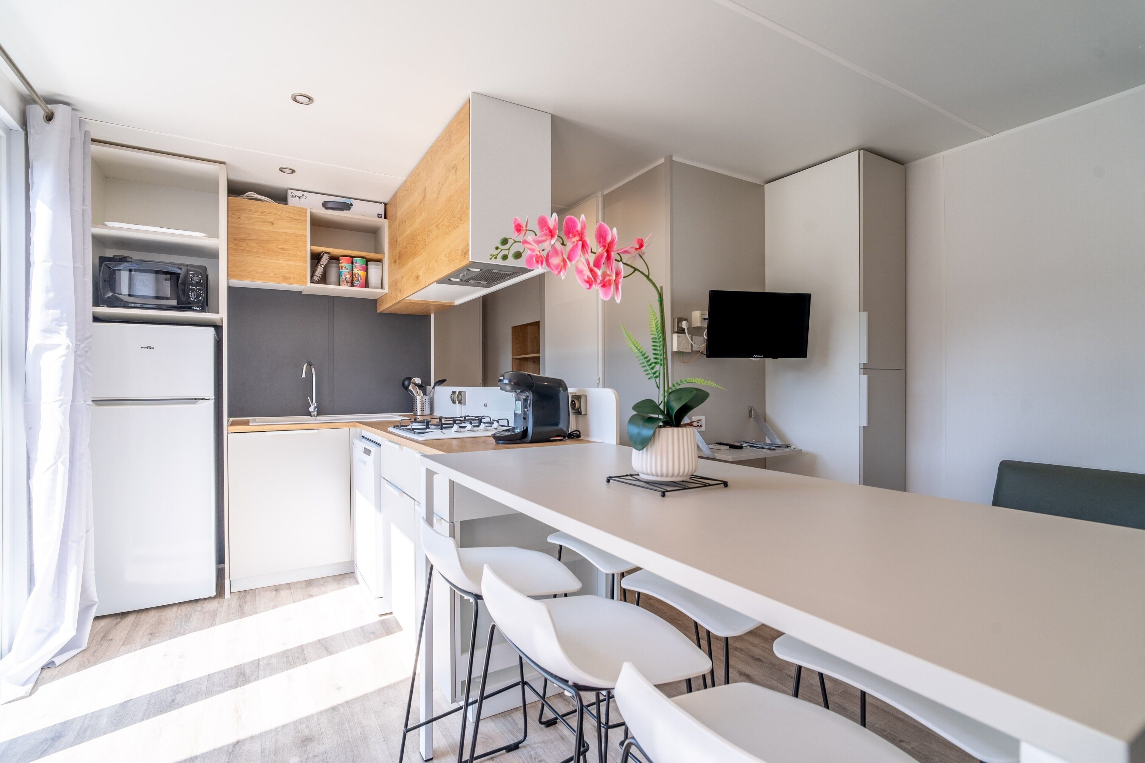Geladeira, micro-ondas, cooktop, lava-louças