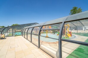 Indoor pool, a heated pool - Caravan 'Valras Plage 5 Étoiles' with Shared Pool, Wi-Fi and Air Conditioning (Vendres)