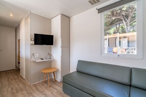 TV, table tennis - Caravan 'Valras Plage 5 Étoiles' with Shared Pool, Wi-Fi and Air Conditioning (Vendres)