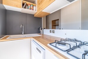 Fridge, microwave, stovetop, dishwasher - Caravan 'Valras Plage 5 Étoiles' with Shared Pool, Wi-Fi and Air Conditioning (Vendres)