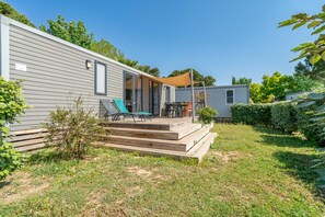 Terrace/patio - Caravan 'Valras Plage 5 Étoiles' with Shared Pool, Wi-Fi and Air Conditioning (Vendres)