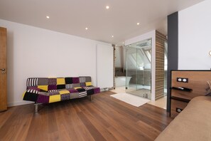 TV - Guesthouse 'Chambre D'hôtes - Ty Castel' with shared pool, shared garden and Wi-Fi (Ploeren)