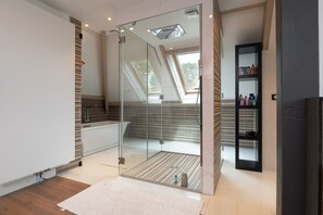 Shower, hair dryer, towels - Guesthouse 'Chambre D'hôtes - Ty Castel' with shared pool, shared garden and Wi-Fi (Ploeren)