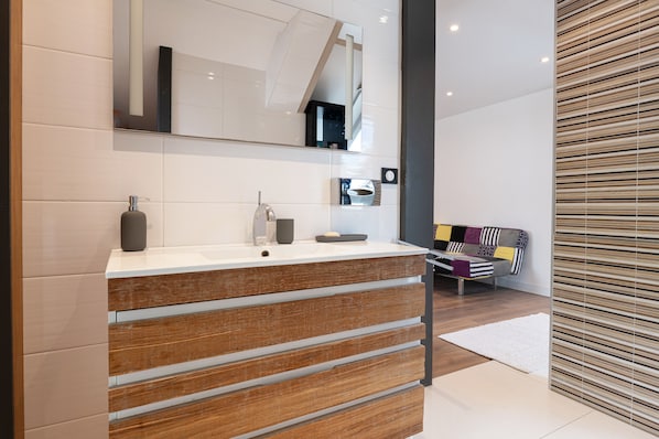 Shower, hair dryer, towels