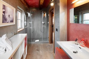 Regadera, secadora de cabello, toallas 