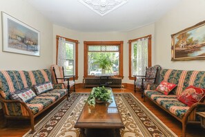 Living area - Rose Room(Breakfast Included)-Niagara Inn Bed&Breakfast (Niagara Falls)