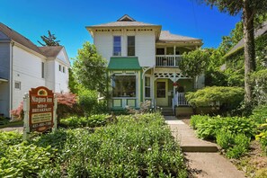 Exterior - Rose Room(Breakfast Included)-Niagara Inn Bed&Breakfast (Niagara Falls)