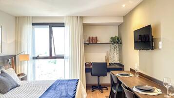 1 dormitorio, tabla de planchar con plancha, wifi y ropa de cama