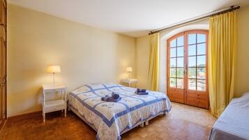 6 bedrooms, iron/ironing board, free WiFi, bed sheets