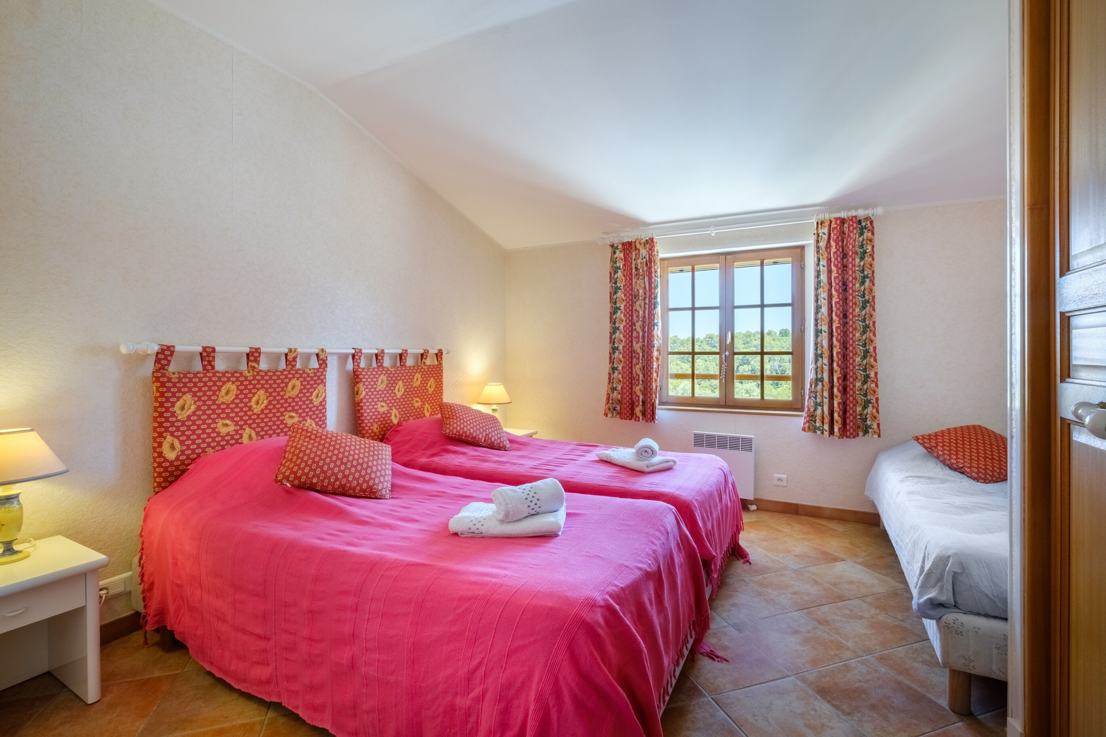 6 slaapkamers, een strijkplank/strijkijzer, gratis wifi, beddengoed