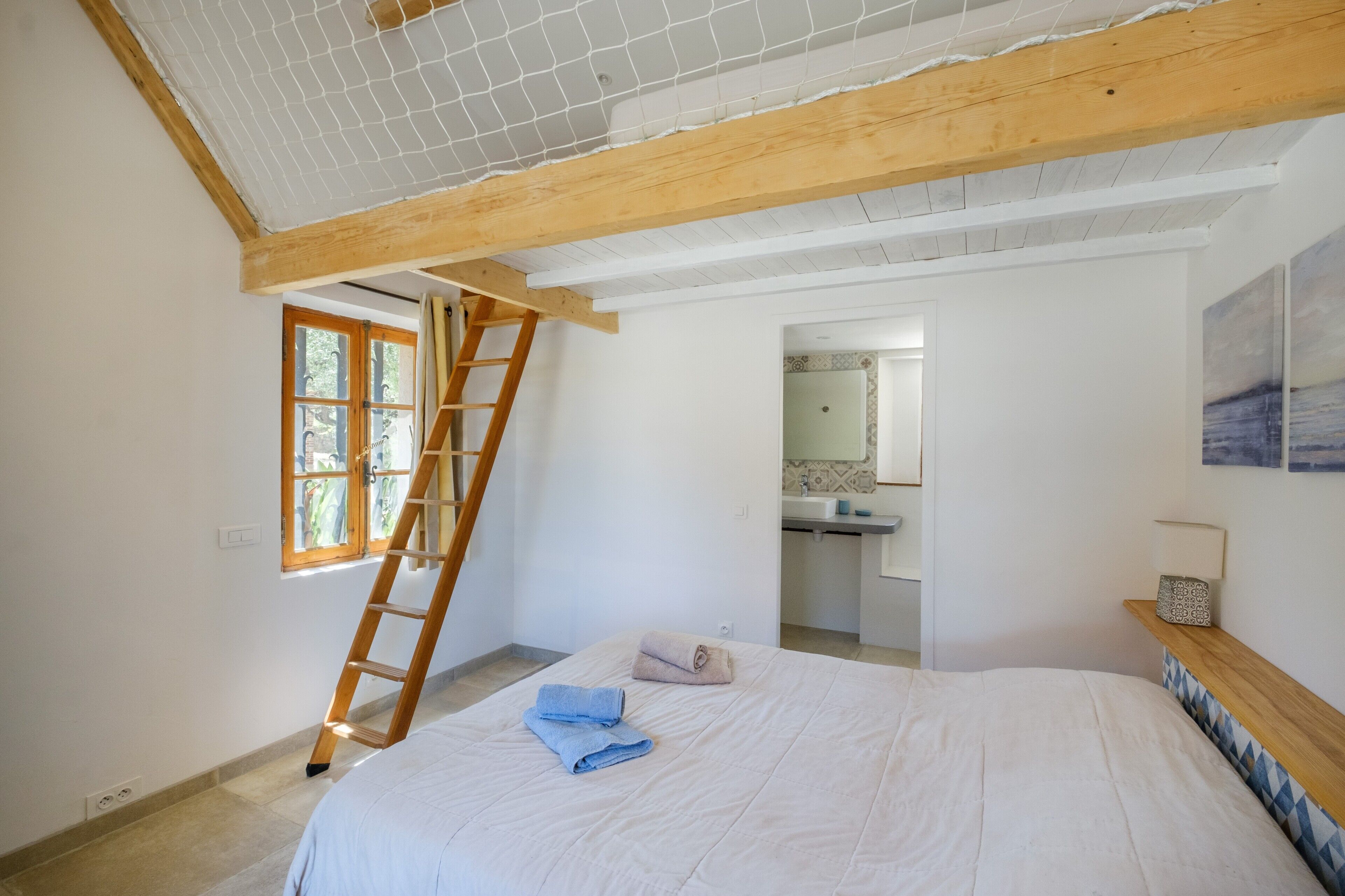 6 makuuhuonetta, silitysrauta/-lauta, ilmainen Wi-Fi, vuodevaatteet