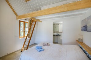 6 bedrooms, iron/ironing board, free WiFi, bed sheets - Villa 'Propriété Fontaine Margo': Peaceful Retreat with Mountain Views (Seillans)