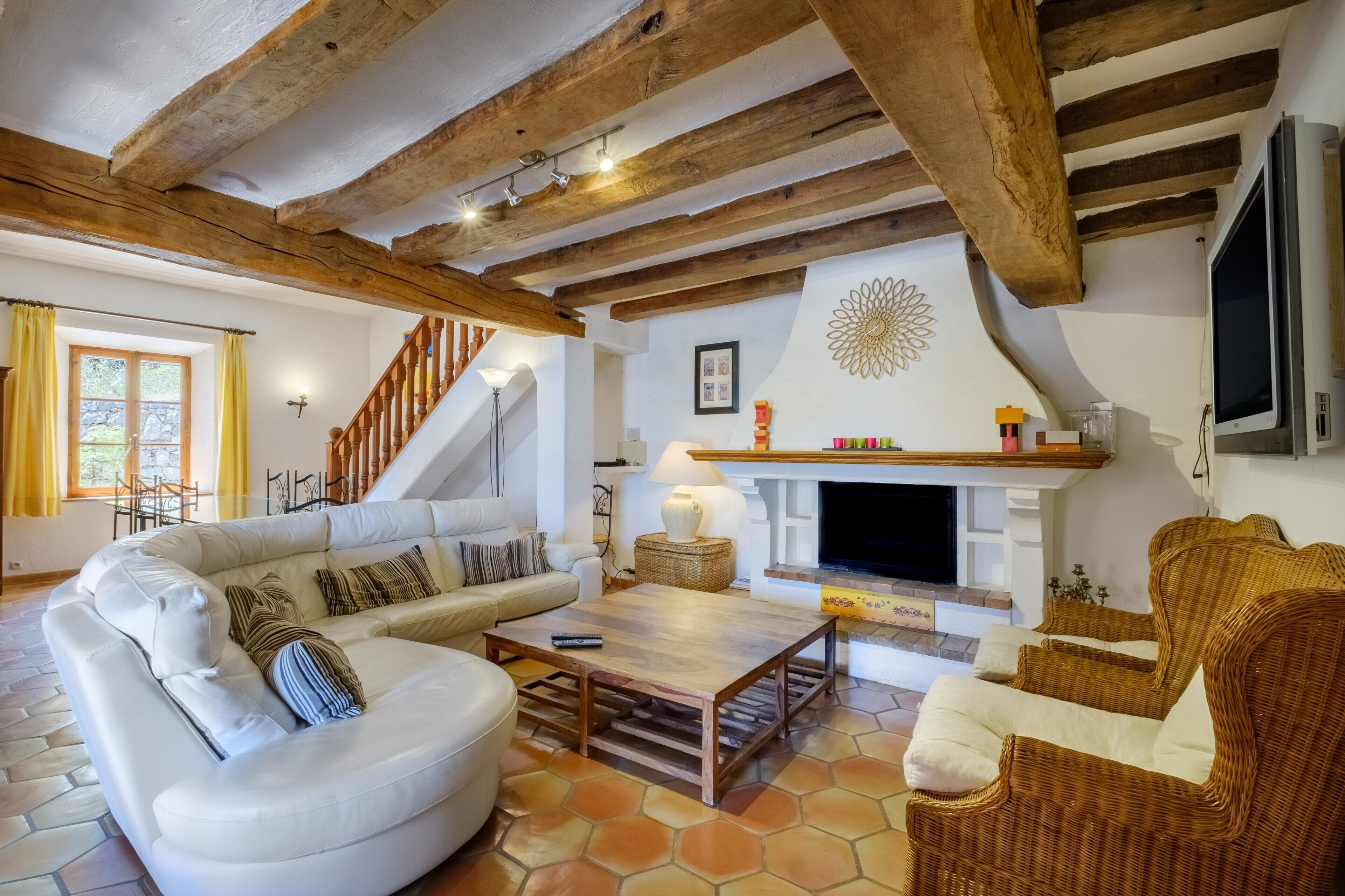 Télévision, cheminée, table de tennis de table