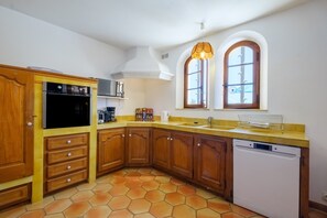 Fridge, microwave, oven, stovetop - Villa 'Propriété Fontaine Margo': Peaceful Retreat with Mountain Views (Seillans)