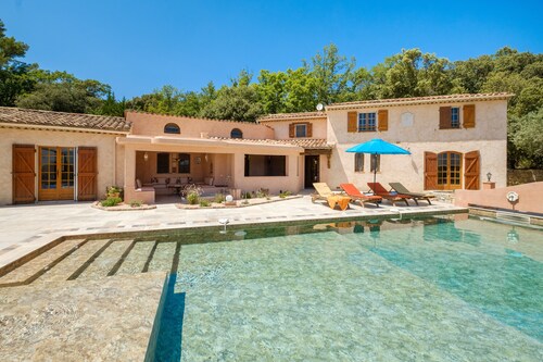 Villa 'Propriété Fontaine Margo': Peaceful Retreat with Mountain Views