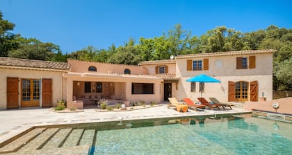 Villa 'Propriété Fontaine Margo': Peaceful Retreat with Mountain Views