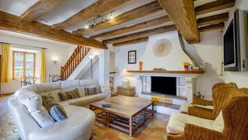 TV, fireplace, ping pong