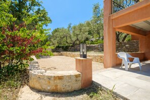 Terrace/patio - Villa 'Propriété Fontaine Margo': Peaceful Retreat with Mountain Views (Seillans)