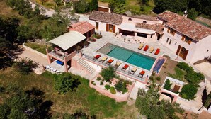 An aerial view of a property with a swimming pool, outdoor seating, and a covered patio area. - Villa 'Propriété Fontaine Margo': Peaceful Retreat with Mountain Views (Seillans)