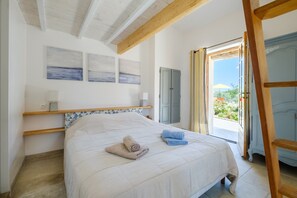 6 bedrooms, iron/ironing board, free WiFi, bed sheets - Villa 'Propriété Fontaine Margo': Peaceful Retreat with Mountain Views (Seillans)