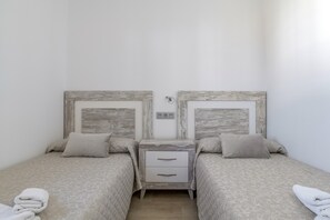 Tabla de planchar con plancha, wifi gratis, ropa de cama