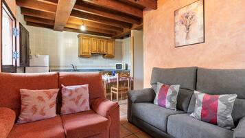 Télévision, lecteur de DVD, table de tennis de table