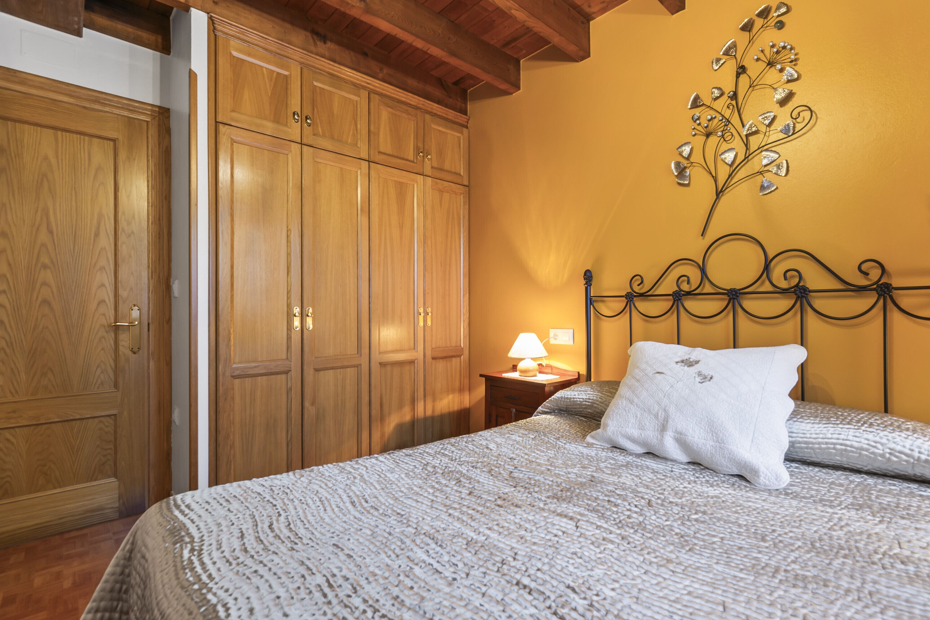 2 slaapkamers, een strijkplank/strijkijzer, gratis wifi, beddengoed