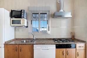 Refrigerador, microondas, horno y parrilla de estufa 