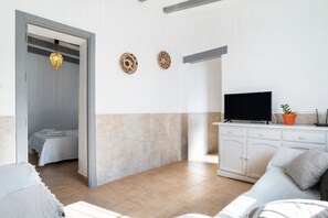 Tabla de planchar con plancha, wifi gratis y ropa de cama 