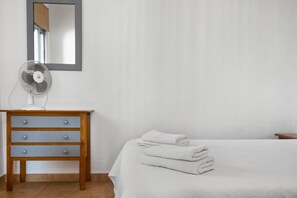 Tabla de planchar con plancha, wifi gratis y ropa de cama 