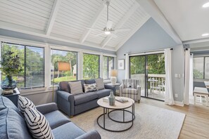 Smart TV, books - 49 Night Heron @ Sea Pines | Lagoon Front Retreat | Walk to Beach | Golf & Tennis (Hilton Head Island)