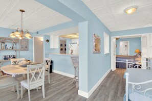 Dining - Smyrna Beach Club 807A Ocean Front Condo (New Smyrna Beach)