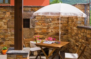 Outdoor dining - Apartment 'La Alcoba' with Mountain View, Shared Pool and Wi-Fi (Caboalles de Abajo)