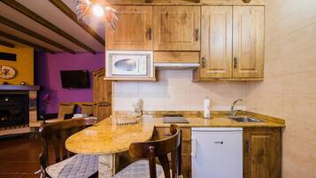 Réfrigérateur, four à micro-ondes, cafetière-théière