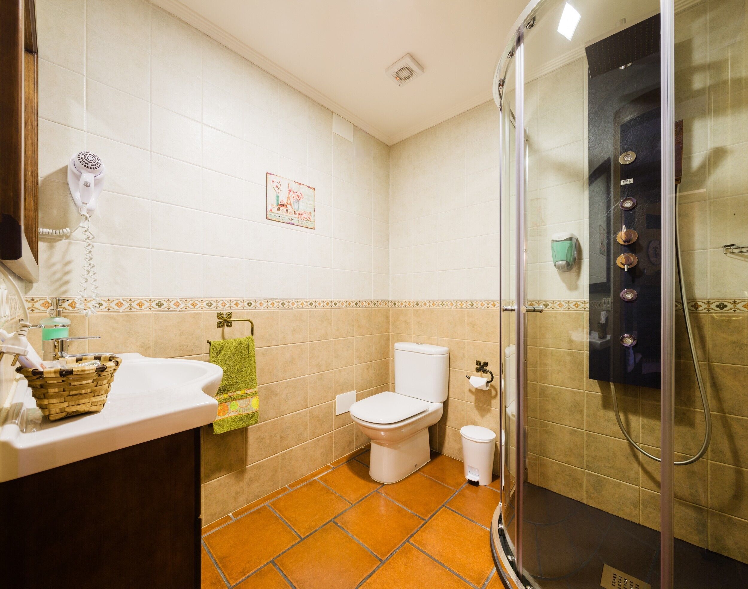 Een douche, handdoeken