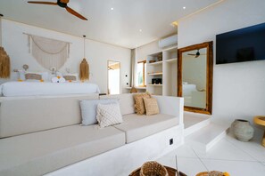 1 bedroom, desk, laptop workspace, bed sheets - Villa Papaz (Tabanan)