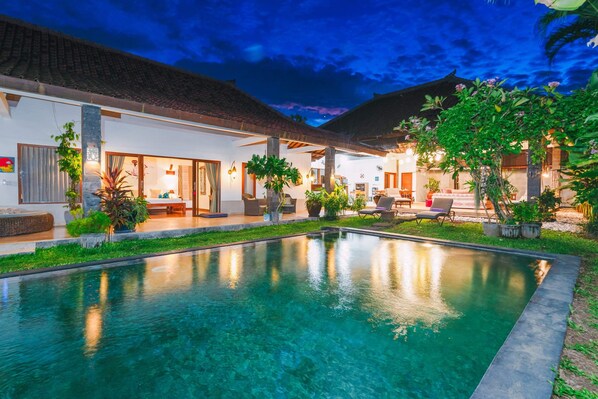 Villa básica | Piscina | Una piscina al aire libre