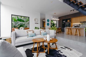 Basic-Villa | Wohnbereich | 50-Zoll-Plasmafernseher mit Digitalempfang, Streaming-Dienste