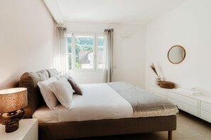 1 dormitorio, tabla de planchar con plancha, wifi y ropa de cama