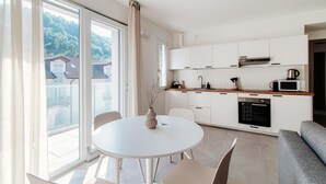 Coffee/tea maker, fridge, microwave, oven - Varenna: Refined two-room apartment with balcony in Como (Como)