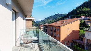 Property grounds - Varenna: Refined two-room apartment with balcony in Como (Como)