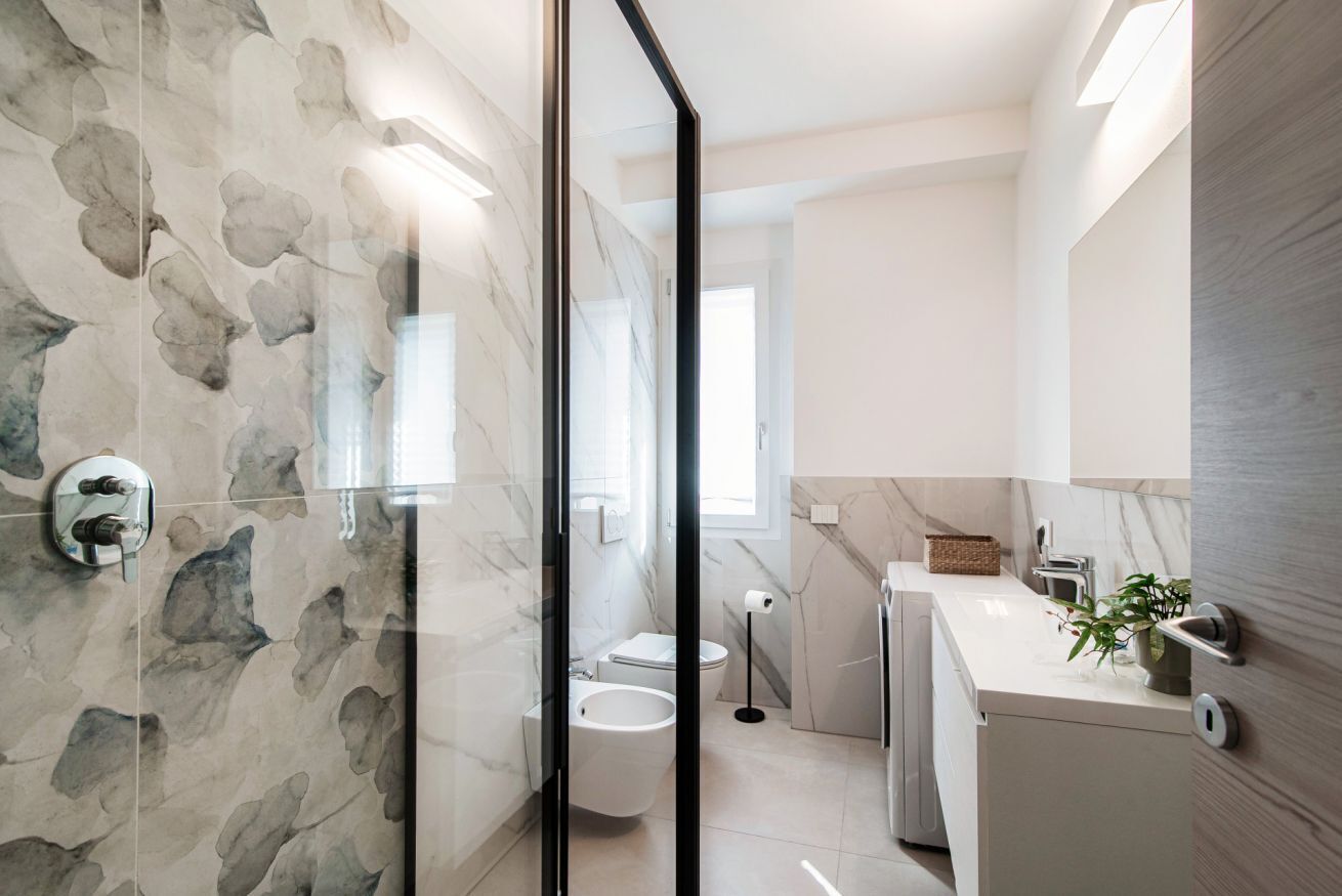 Douche, sèche-cheveux, bidet, serviettes fournies